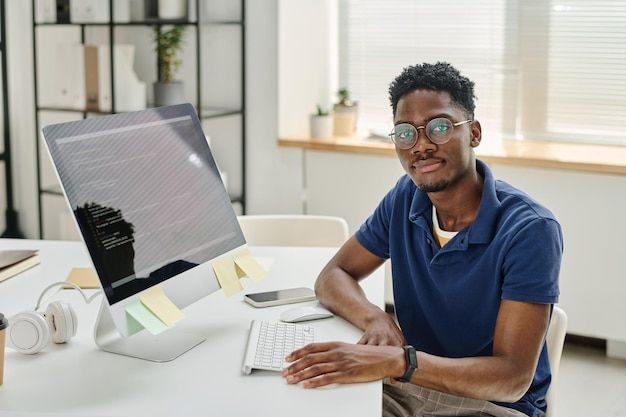 Un développeur d’InnovaDEV à son poste de travail